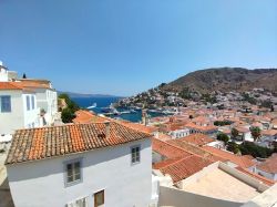 Veduta dall'alto del paesino di Hydra e del suo porto.