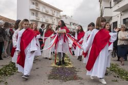 I bambini di Sao Bras de Alportel alla processione delle torce floreali, Portogallo. Questa ricorrenza, in cui elementi sacri e pagani si fondono in maniera armoniosa, riunisce tutta la popolazione ...