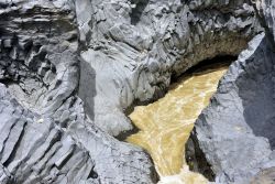 I basalti levigati della Gola del fiume Alcantara, una classica escursione da Motta Camastra in Sicilia