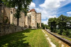I bastioni del castello di Montbard, Borgogna, Francia. E' uno degli edifici storici più importanti di questa cittadina francese  - © Nigel Jarvis / Shutterstock.com