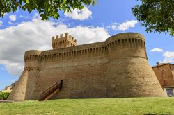 I bastioni del Castello di Urbisaglia, piccolo borgo delle Marche - © Wolfgang Zwanzger / Shutterstock.com