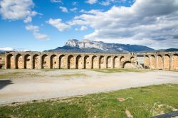 I bastioni della città di Ainsa con il monte Penya sullo sfondo, Pirenei, Spagna.



