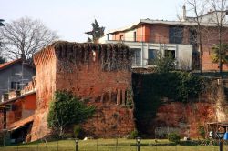 I bastioni di Oleggio, i resti cinta muraria - © Alessandro Vecchi - CC BY-SA 3.0,