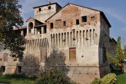 I bastioni imponenti del Castello di Roccabianca, provincia di Parma