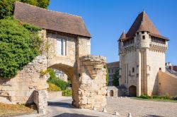 I bastioni medievali di Never, Francia, con la Porte du Croux, Borgogna-Franca Contea.
