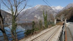 I binari della ferrovia nei pressi di Novate Mezzola, Lombardia - © Paolo G / Shutterstock.com