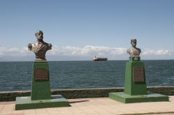 I busti di Arturo Prat & Ignacio Pinto sul lungomare di Puerto Montt, Cile. Ufficiale della marina  il primo e protagonista della Guerra del Pacifico il secondo, questi due personaggi ...