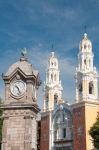 I campanili della chiesa di Nostra Signora di Guadalupe a Puebla, Messico, con la torre dell'orologio.
