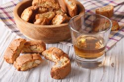 I celebri Cantuccini di Prato IGP, specialità gastronomica da gustare con il vin santo