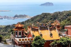 I colorati e decorati tetti di un tempio cinese a Chiufen, Taiwan. Questa cittadina si affaccia sul Mare Cinese Orientale.



