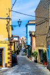 I colori pastello del centro di Arzachena, Sardegna. La caratteristica principale del centro storico di questa località è data dalle case con le facciate in granito, alcune delle ...