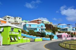 I colori tropicali delle case a Bermuda, Nord America. Quest'isola, il cui nome è Grande Bermuda, è l'isola più grande dell'arcipelago.

