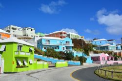 I colori tropicali delle case a Bermuda, Nord America. Quest'isola, il cui nome è Grande Bermuda, è l'isola più grande dell'arcipelago.

