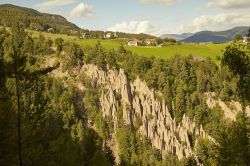 I depositi morenici di Segonzano, protagonisti del fenomeno delle piramidi di terra - © mrtiger69 / Shutterstock.com