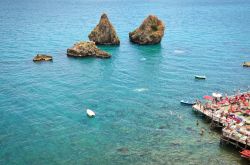 I Due Fratelli di Vietri sul Mare, Salerno, Campania. Una suggestiva immagine dei due scogli rocciosi della Costiera Amalfitana da sempre simbolo della località di Vietri. Tante sono ...