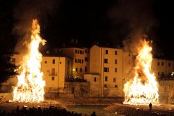 I due fuochi della Festa dei Falò di Rocca San Casciano in Romagna: rappresentano le due anime dalla località, quella toscana e quella romagnola - © francesco de marco ...