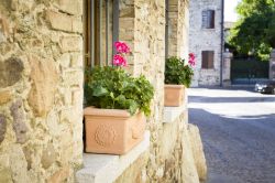 I fiori sulle finestre del borgo di Castellaro Lagusello in Lombardia