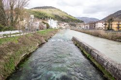 I fiumi Aterno e Pescara si uniscono nel borgo di Popoli, Abruzzo.

