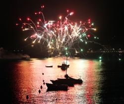 I fuochi artificiali della Festa di San Giacomo a Levanto in Liguria - © Adriano Castelli / Shutterstock.com