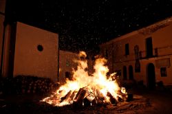 I fuochi di Sant'Antonio Abate nel centro di Sadali in Sardegna