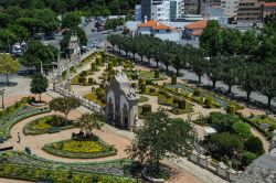 I giardini decorati in una piazza di Barcelos, comune del distretto di Braga, Portogallo. Questa cittadina sul fiume Cavado è situata lungo il Cammino Portoghese, il percorso che da Lisbona ...