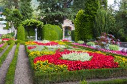 I giardini del Castello di Oberhofen (Svizzera) - © 328711355 / Shutterstock.com