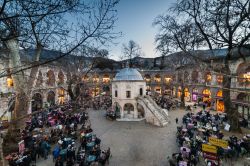 I giardini del tè e i negozi di seta al Koza Han Silk Bazaar a Bursa, Turchia.  Il bazaar di Koza Han fu costruito nel 1451: al suo interno accoglie piccole botteghe che vendono ...