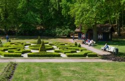 I giardini della tenuta Clingendael a L'Aia, Olanda. Abitata da famiglie aristocratiche fin dal XVI° secolo, ospita uno dei più bei parchi del paese - © travelfoto / Shutterstock.com ...