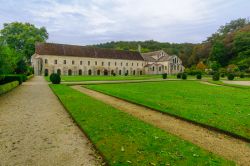 I giardini dell'abbazia di Fontenay, Borgogna, Francia. E' una delle abbazie cistercensi più antiche d'Europa oltre che una delle meglio conservate.
