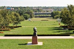 I giardini dell'Art Museum di Kansan City, Missouri. Questa galleria d'arte è conosciuta per la sua architettura neoclassica e la sua collezione d'arte aisatica.
