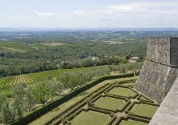 I giardini ornamentali visti dall'alto del castello di Brolio a Gaiole in Chianti, Toscana - © PRILL / Shutterstock.com