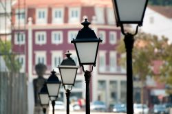 I lampioni in fila lungo una strada della città di Alcobaca, Portogallo. Passeggiando a piedi alla scoperta di questa località se ne possono scoprire pittoreschi angoli architettonici.


 ...