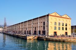 I Magazzini del Cotone nel vecchio porto di Genova in Liguria - © maudanros / Shutterstock.com