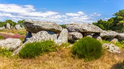 I megaliti di Carnac nel sud della Bretagna in Francia.Talmente piccolo da essere a malapena menzionato sulle carte geografiche, Carnac ospita uno dei più grandi raggruppamenti megalitici ...