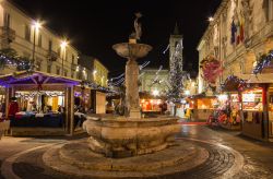 I mercati di Natale in Piazza Arringo a Ascoli Piceno, Marche, Italia. E' la piazza monumentale più antica della città marchigiana ad ospitare i tradizionali mercatini dell'Avvento ...