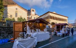 I mercatini di Natale a Follina in Veneto, sullo sfondo la celebre abbazia - © Stefano Mazzola / Shutterstock.com