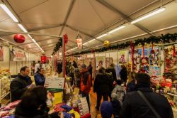 I mercatini di Natale al coperto di Ornavasso, Piemonte. Qui viene allestita una famosa Grotta di Babbo Natale, ricavata dentro una cava sotterranea - © www.grottadibabbonatale.it