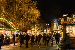 I mercatini di Natale by night nel centro di Dortmund, Germania - © Peeradontax / Shutterstock.com