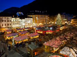 I Mercatini di Natale di Bolzano sono i più grandi d'Italia, Trentino Alto Adige - © Antonio Gravante / Shutterstock.com