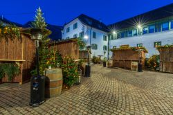 I mercatini di Natale in piazza a Appiano sulla Strada del Vino in Alto Adige - © Pawel Gegotek / Shutterstock.com