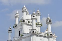 I minareti della moschea di Dewatagaha nella città di Colombo, Sri Lanka. Completamente intonacato di bianco, questo edificio religioso sorge nei pressi di una delle vie più trafficate ...