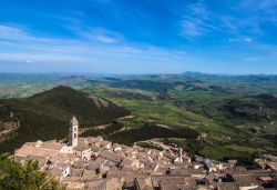 I paesaggi della Daunia e il borgo di Sant'Agata di Puglia