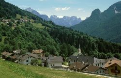 I paesaggi di Gosaldo in Veneto: Mis di Mezzo; sullo sfondo, in alto a sinistra, Sarasin di Gosaldo - © Ziegler175, CC BY-SA 3.0, Wikipedia