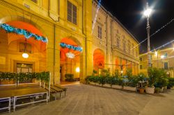 I palazzi del centro di Bagnacavallo con le decorazioni natalizie