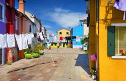 I panni stesi nelle strade di Burano: un'isola dove le antiche tradizioni non muoiono mai - a Burano, così come negli angoli meno turistici della bella Venezia, è ancora usanza ...