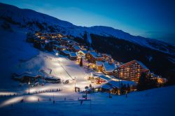 I pendii della località turistica Meribel - Mottaret (Savoia) illuminati di sera, Francia.
