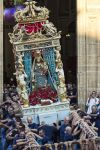 I pescatori escono il simulacro della Madonna del Soccorso dal Duomo durante una processione, Sciacca, Sicilia - © Giuseppe Parinisi / Shutterstock.com
