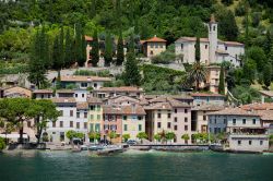 I pittoreschi palazzi di Gargnano affacciati sulle sponde del lago di Garda, Lombardia, Italia - © Sergey Tsvetkov / Shutterstock.com
