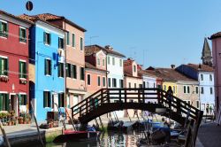 I ponti di Burano, la piccola perla della Laguna Veneta - la foto raffigura uno degli otto ponti della piccola isola di Burano, vera e propria perla della Laguna Veneta, famosa per il suo essere ...