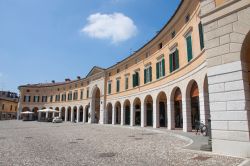 I portici della piazza centrale di Rovato in Lombardia: siamo in Franciacorta 
